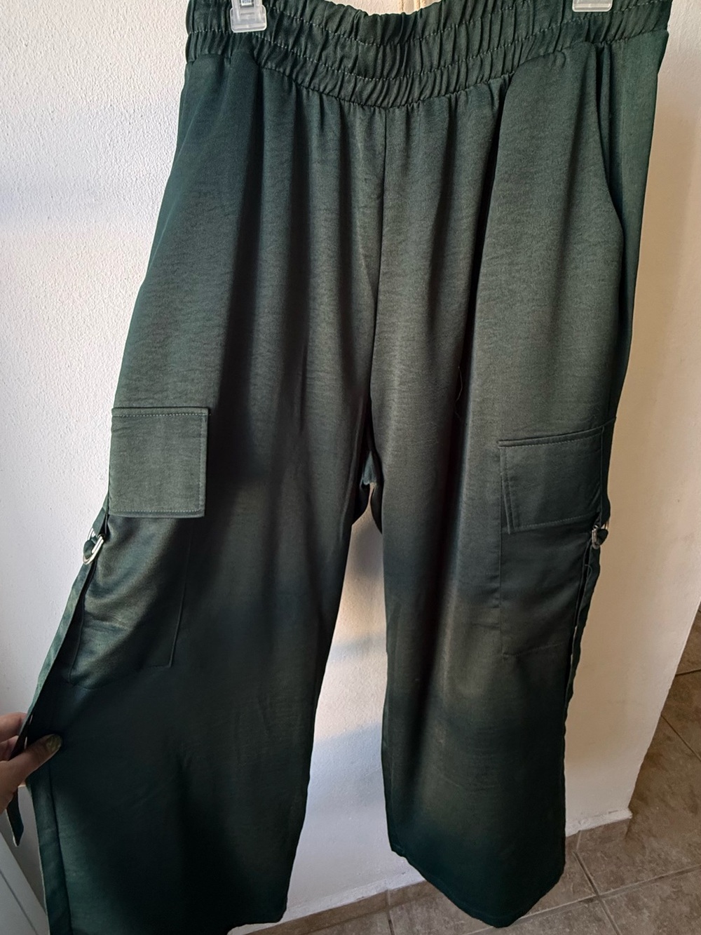 Wide-Leg Cargo Pants in Dark Green - Women